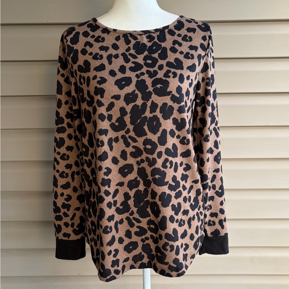 •Pink Clover• Abby Button Back Detail Leopard Top - Size Medium